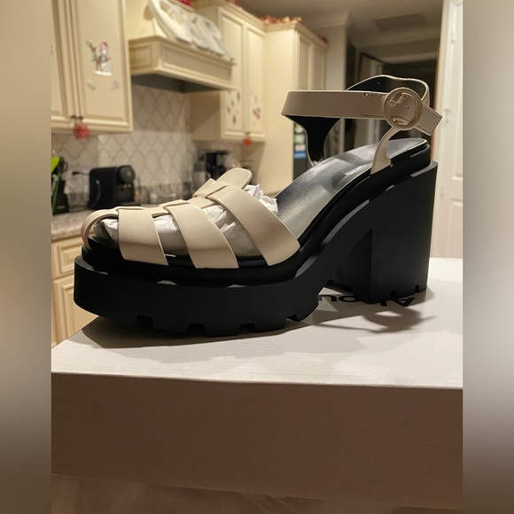 Abound Lug Chunky Sandals - Picture 8 of 9